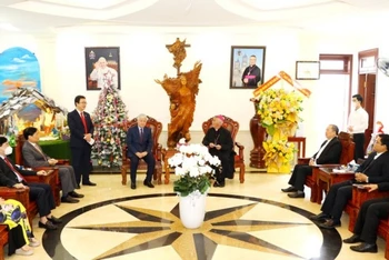 Chủ tịch Ủy ban Trung ương Mặt trận Tổ quốc Việt Nam cùng đoàn công tác Trung ương và tỉnh Nghệ An đến chúc mừng Tòa Giám mục Giáo phận Vinh, nhân dịp Lễ Giáng sinh năm 2021. (Ảnh: Nguyên Sơn)