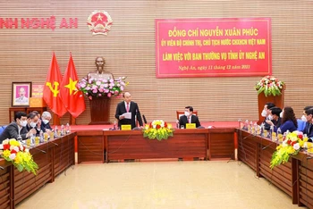 Chủ tịch nước Nguyễn Xuân Phúc làm việc với Ban Thường vụ Tỉnh ủy Nghệ An.