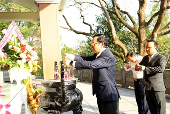 Bí thư Thành ủy TP Hồ Chí Minh Nguyễn Văn Nên thành kính dâng hương tại phần mộ bà Hoàng Thị Loan - Thân mẫu của Chủ tịch Hồ Chí Minh.