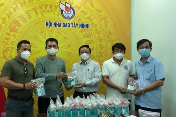 Giám đốc Hợp tác xã Toàn Phát Lê Đức Toàn (thứ 2 từ phải qua) trao túi thuốc cho Hội Nhà báo Tây Ninh.