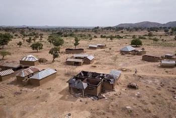 Nhà cửa bị tàn phá sau vụ tấn công tại một ngôi làng ở bang Kaduna, tây bắc Nigeria. (Ảnh minh họa: AFP/TTXVN)