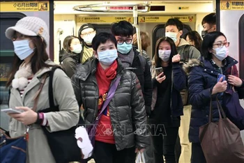 Người dân đeo khẩu trang để phòng tránh lây nhiễm Covid-19 tại Đài Bắc, Đài Loan (Trung Quốc). (Ảnh minh họa)