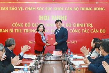 Trưởng Ban Tổ chức Trung ương Trương Thị Mai trao Quyết định của Bộ Chính trị phân công đồng chí Nguyễn Thanh Long.