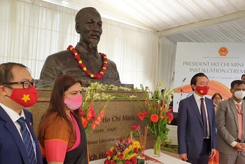 Lễ đặt tượng Chủ tịch Hồ Chí Minh tại thủ đô New Delhi, Ấn Độ.
