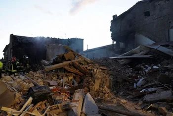 Lực lượng cứu hộ tìm kiếm những nạn nhân còn mất tích trong vụ sập nhà do nổ khí đốt ở Ravanusa, Italia, ngày 12/12/2021. (Ảnh: Reuters)