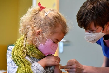 Tiêm vắc-xin ngừa Covid-19 cho trẻ em tại Đức. 