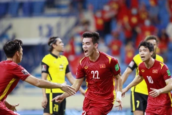 Tiến Linh ăn mừng bàn thắng vào lưới Malaysia ở trận lượt về vòng loại thứ hai World Cup 2022. (Ảnh: VFF)