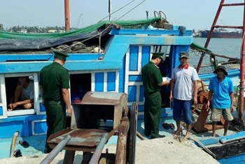 Biên phòng cửa khẩu cảng Cửa Việt tuyên truyền ngư dân không khai thác trái phép ở vùng biển nước ngoài.