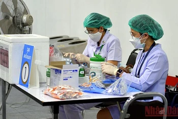 Nhân viên y tế chuẩn bị các mũi vaccine ngừa Covid-19 tại một điểm tiêm chủng ở thủ đô Bangkok.
