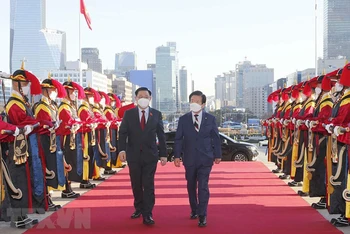 Chủ tịch Quốc hội Vương Đình Huệ và Chủ tịch Quốc hội Hàn Quốc Park Byeong-seug. (Ảnh: TTXVN)