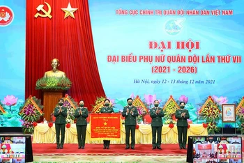 Đại tướng Phan Văn Giang, Bộ trưởng Quốc phòng trao bức trướng tặng phụ nữ toàn quân.