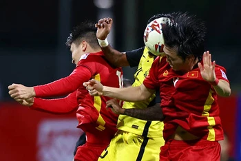 Cầu thủ Tuấn Anh (phải) chơi hay nhất trong trận thắng 3-0 của đội tuyển Việt Nam. Ảnh GETTY IMAGES