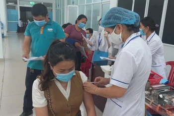 Đến thời điểm này, Quảng Ngãi đạt tỷ lệ hơn 88,7% số người từ 18 tuổi trở lên tiêm 2 mũi vaccine phòng Covid-19.