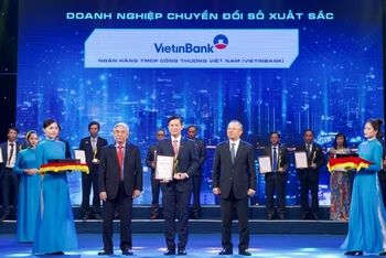Ông Trần Công Quỳnh Lân, Phó Tổng Giám đốc kiêm Giám đốc Chuyển đổi số đại diện VietinBank nhận giải thưởng Doanh nghiệp chuyển đổi số xuất sắc Việt Nam năm 2021.