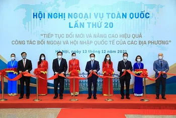 Lễ cắt băng khai trương Triển lãm trưng bày các sản phẩm thương hiệu Việt Nam tại Hội nghị. (Ảnh: Duy Linh)