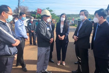 Đoàn công tác của Bộ Y tế kiểm tra thực tế công tác phòng, chống dịch tại xã Nghĩa Thắng, Đắk Wer và Khu điều trị bệnh nhân Covid-19 của huyện Đắk R’lấp.