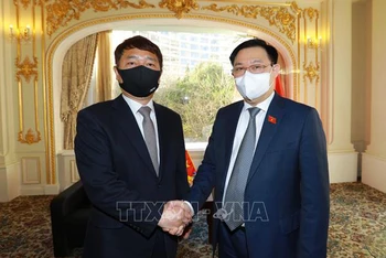 Chủ tịch Quốc hội Vương Đình Huệ tiếp Nghị sĩ Đảng Dân chủ cầm quyền Choi Jae-sung. (Ảnh: Anh Nguyên/TTXVN)