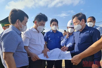 Chủ tịch Ủy ban nhân dân tỉnh Quảng Ngãi Đặng Văn Minh kiểm tra sạt lở bờ biển thôn Phổ Trường, xã Nghĩa An.