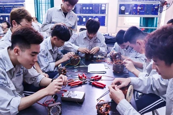 Học sinh Trường cao đẳng Nghề công nghiệp Hà Nội thực hành sửa chữa máy điện (Ảnh chụp trước ngày 27/4/2021).