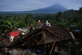 Ngôi nhà bị sập sau trận động đất tại tỉnh East Java, Indonesia, tháng 4/2021. (Ảnh: Reuters)