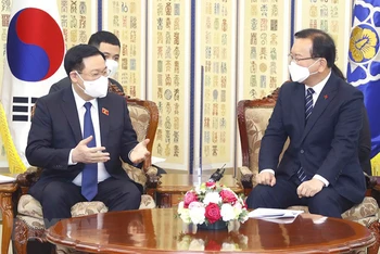 Chủ tịch Quốc hội Vương Đình Huệ hội kiến Thủ tướng Hàn Quốc Kim Boo Kyum. (Ảnh: TTXVN) 