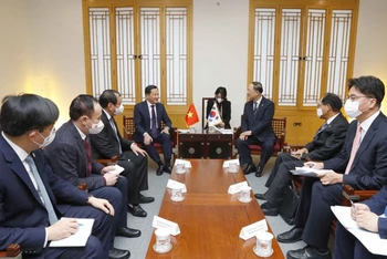 Phó Thủ tướng Lê Minh Khái hội đàm với Phó Thủ tướng Hàn Quốc Hong Nam-ki. (Ảnh: Chinhphu.vn)