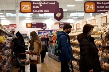 Người dân mua hàng trong siêu thị Sainsbury, Anh. (Ảnh: Reuters)