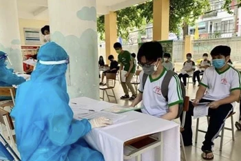 Khám sàng lòng trước khi tiêm vaccine cho trẻ từ 12-17 tuổi tại phường Hưng Thạnh, quận Cái Răng, TP Cần Thơ.