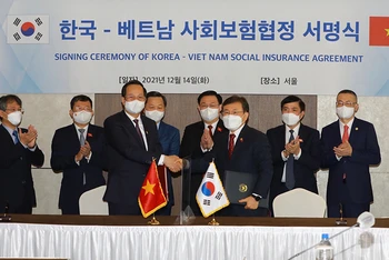 Bộ trưởng Lao động-Thương binh và Xã hội Việt Nam và Bộ trưởng Y tế và Phúc lợi Xã hội Hàn Quốc ký Hiệp định song phương về bảo hiểm xã hội giữa hai nước. (Ảnh: TTXVN)