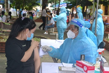 Học sinh thành phố Hồ Chí Minh tiêm vaccine phòng Covid-19.