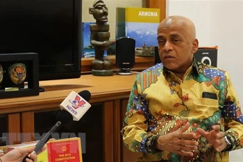 Ông Veeramalla Anjaiah trả lời phỏng vấn của phóng viên TTXVN tại Jakata. (Ảnh: Hữu Chiến/TTXVN)