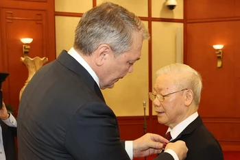 Thay mặt Ban Chấp hành Trung ương Đảng Cộng sản Liên bang Nga, ông Leonid Kalashnikov, Phó Chủ tịch Đảng Cộng sản Liên bang Nga, Chủ nhiệm Ủy ban các vấn đề về khối cộng đồng các quốc gia độc lập, Liên kết Á-Âu và Kiều bào, trao tặng Tổng Bí thư Nguyễn Phú Trọng Giải thưởng Lenin. (Ảnh: TTXVN) 