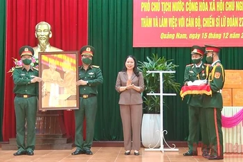 Phó Chủ tịch nước Võ Thị Ánh Xuân tặng quà động viên cán bộ, chiến sĩ của Lữ đoàn 270.