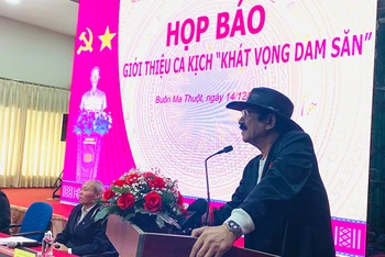 Nhạc sĩ Nguyễn Cường, tác giả và tổng đạo diễn tác phẩm ca kịch “Khát vọng Dam Săn” giới thiệu về tác phẩm tại buổi họp báo. 