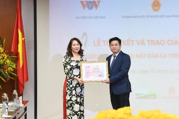 Thí sinh Kim Yoonji, người Hàn Quốc, nhận giải Thí sinh nước ngoài hát dân ca hay nhất (Ảnh: HÀ PHƯƠNG).