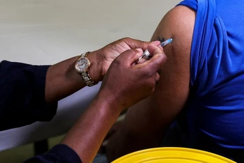 Tiêm vaccine phòng Covid-19 ở Johannesburg, Nam Phi, ngày 9/12/2021. (Ảnh: Reuters)
