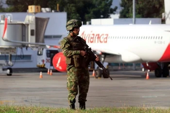 Binh sĩ Colombia gác gần đường băng sân bay Camilo Daza, ở thành phố Cucuta, đông bắc Colombia, sau vụ nổ bom. (Ảnh: AP/TTXVN)
