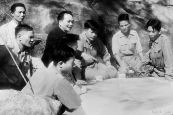 Đại tướng Võ Nguyên Giáp cùng Bộ chỉ huy Chiến dịch Điện Biên Phủ bàn kế hoạch tác chiến cho từng trận đánh, tháng 1/1954.