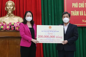 Phó Chủ tịch nước Võ Thị Ánh Xuân đã trao 200 triệu đồng cho huyện Nam Trà My để hỗ trợ trẻ có hoàn cảnh đặc biệt khó khăn.