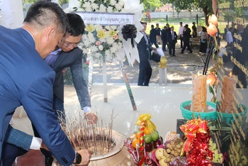 Nhân dịp các sự kiện lịch sử của hai nước, cộng đồng người Việt Nam tại Lào đều đến đây để thắp hương, dâng hoa. (Ảnh: Xuân Sơn)
