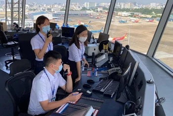 Kiểm soát viên không lưu trực điều hành bay tại Đài Kiểm soát không lưu Nội Bài. (Ảnh: Tổng công ty Quản lý bay Việt Nam cung cấp)