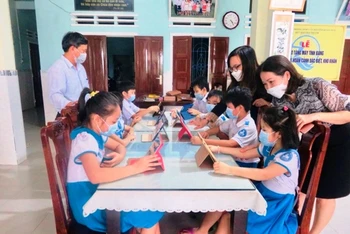 Lãnh đạo Sở Lao động-Thương binh và Xã hội tỉnh Quảng Ngãi trao tặng máy tính bảng cho trẻ em có hoàn cảnh đặc biệt khó khăn.