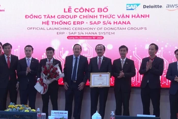 Lãnh đạo tỉnh Long An tặng bằng khen cho đại diện Đồng Tâm Group Long An. 