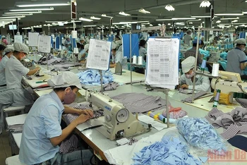 Công nhân may mặc tại Xí nghiệp may Hà Quảng (Tổng công ty May 10). (Ảnh: ĐĂNG KHOA)