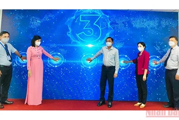 Các đại biểu thực hiện nghi thức bấm nút ra mắt Kênh truyền hình vnEdu-Bạc Liêu. 