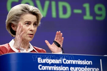 Chủ tịch Ủy ban châu Âu (EC) Ursula von der Leyen tại cuộc họp báo ở Brussels, Bỉ. (Ảnh: THX/TTXVN)