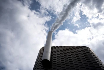 Một nhà máy thí điểm thu giữ CO2 ở Copenhagen, Đan Mạch, 24/6/2021. (Ảnh: Reuters)