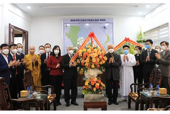 Đồng chí Đỗ Văn Chiến thăm, chúc mừng Giáng sinh Tòa Giám mục Giáo phận Bắc Ninh