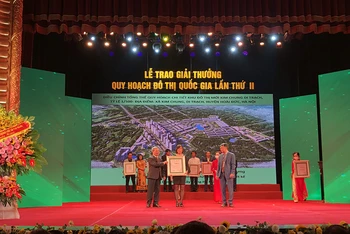 Bà Nguyễn Lan Hương đại diện cho dự án Khu đô thị Kim Chung - Di Trạch (Hinode Royal Park) nhận giải thưởng từ ban tổ chức.