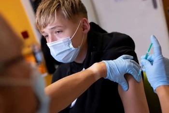 Nhân viên y tế tiêm vaccine phòng Covid-19 cho người dân tại Berlin, Đức. (Nguồn: Reuters)